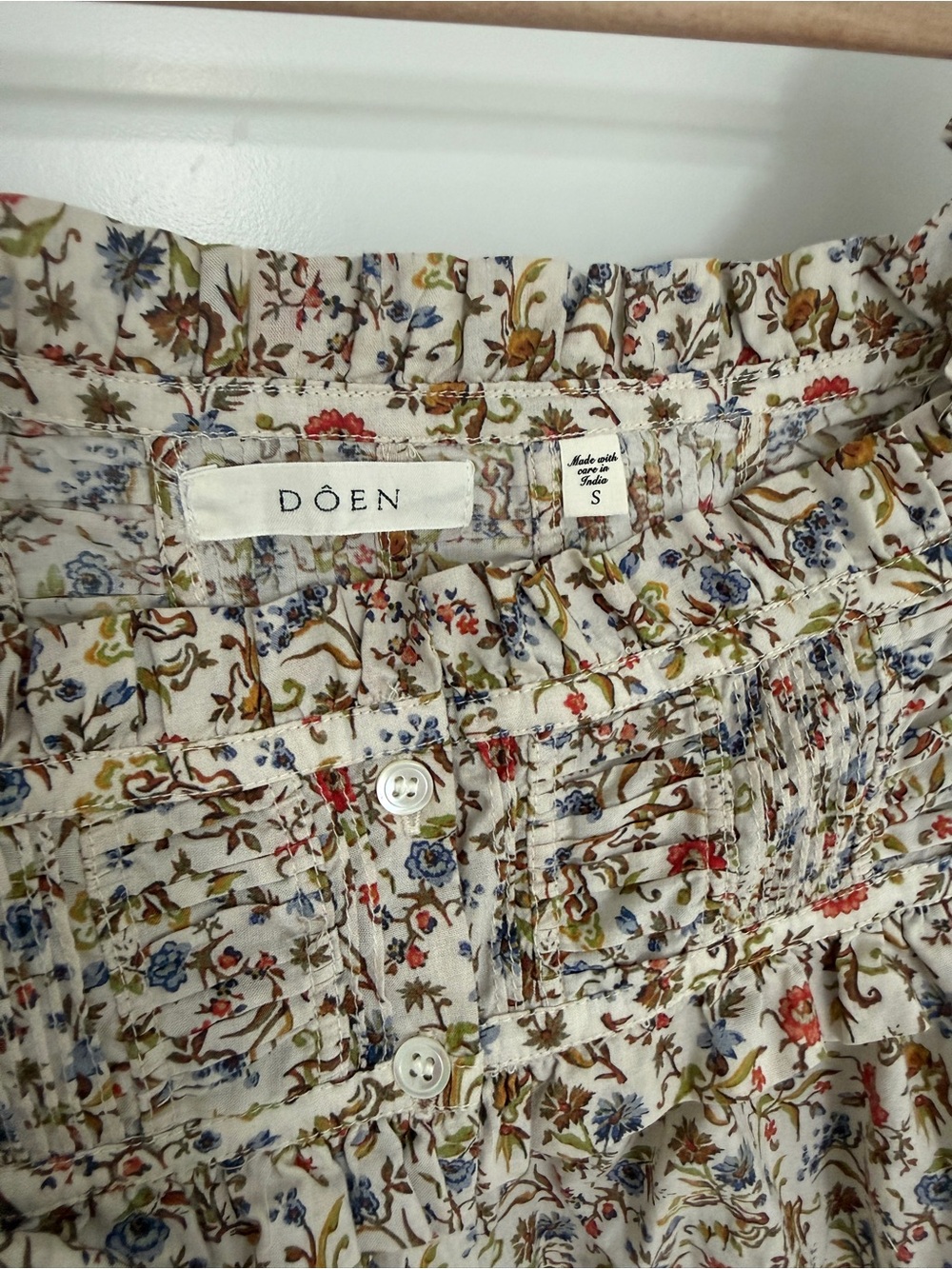 Doen Cream Multicolor Floral Puff-Sleeve Button Blouse - Picture 2 of 8